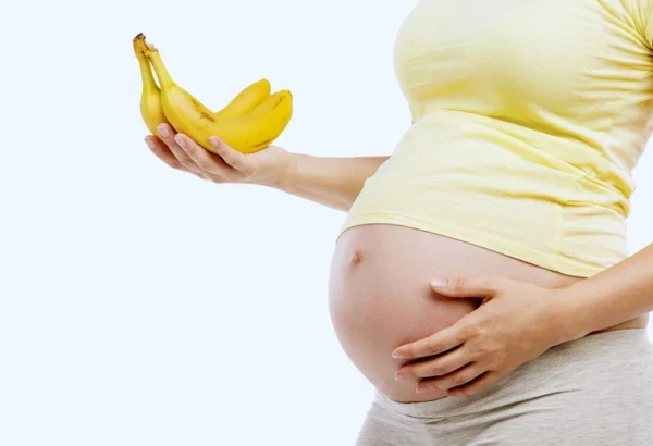 Bananas are easy to digest, help reduce nausea, and provide energy for pregnant women