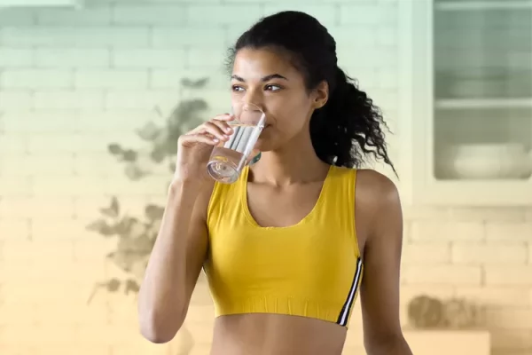 Drinking enough water helps maintain physical condition and reduces the risk of post-workout headaches.