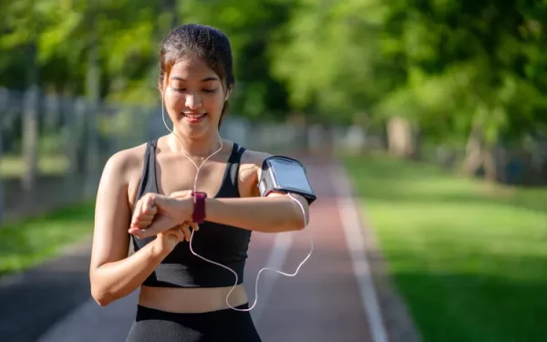 Using wearable devices to monitor heart rate helps you stay within your ideal training zone.