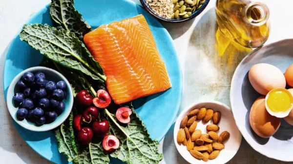 Meals in the MIND diet can include antioxidant-rich foods like berries, leafy greens, and nuts, all of which support brain health