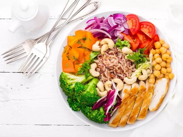 A balanced diet with fresh foods helps protect health and prevent chronic diseases